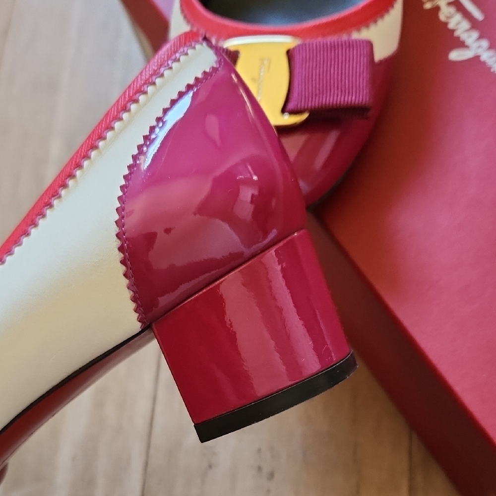 Salvatore Ferragamo Women's Red and Cream Bow Flats - Picture 3 of 7